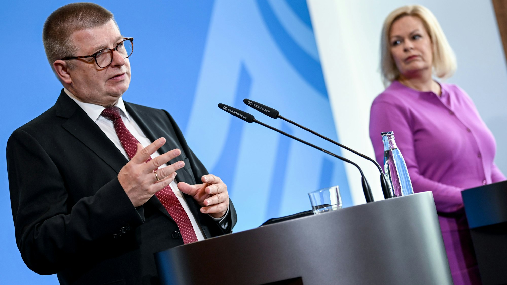Verfassungsschutz-Präsident Thomas Haldenwang bei der Vorstellung eines Berichts, hier mit Bundesinnenministerin Nancy Faeser (SPD).