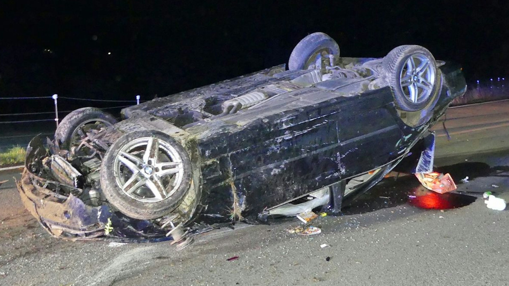 Ein Auto liegt auf dem Dach.