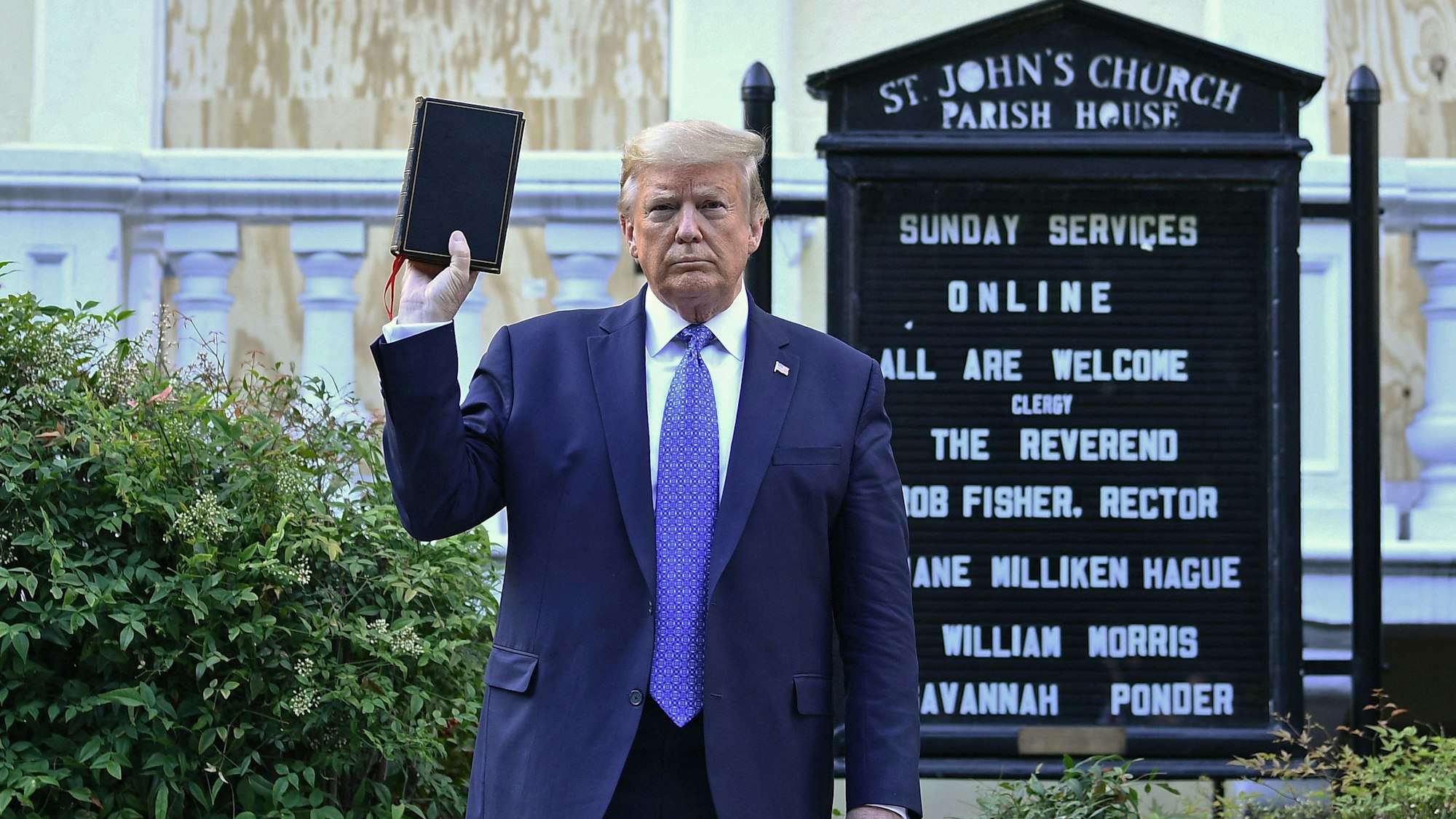 Lage war unklar, ob Trump die Kaution würde aufbringen können. Unter anderem mit dem Verkauf einer eignen Bibel hat nun jedoch anscheinend ausreichend Geld verdienst.