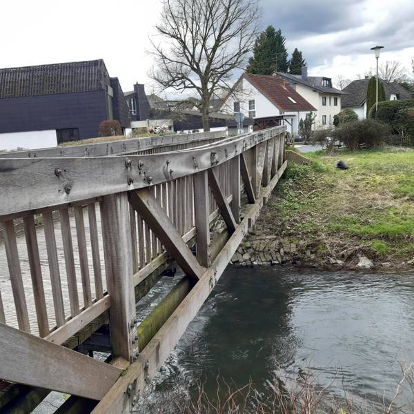 Die bestehende Holzbrücke „In den Schlämmen“ in Rösrath ist marode. Ein Ersatzbau wird wohl im Sommer fertiggestellt.
