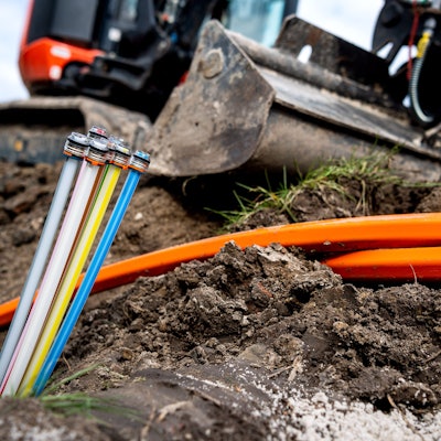 Glasfaserkabel liegen auf einer Baustelle.