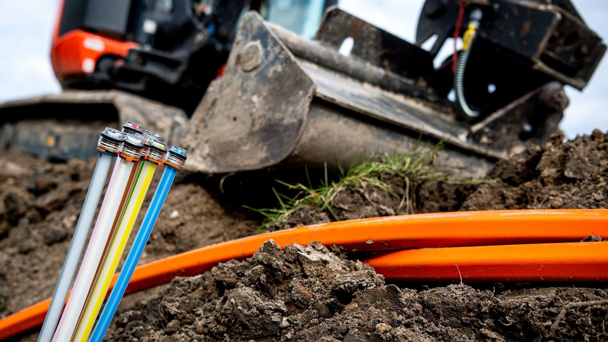 Glasfaserkabel liegen auf einer Baustelle.
