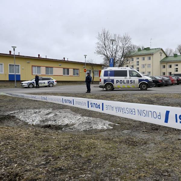 Finnische Polizeibeamte haben den Tatort an einer finnischen Grundschule in der Stadt Vantaa großräumig abgesperrt. Ein zwölfjähriges Kind wurde getötet.
