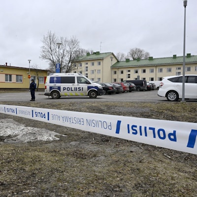 Finnische Polizeibeamte haben den Tatort an einer finnischen Grundschule in der Stadt Vantaa großräumig abgesperrt. Ein zwölfjähriges Kind wurde getötet.