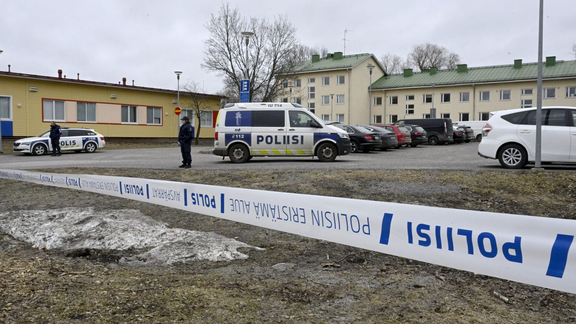 Finnische Polizeibeamte haben den Tatort an einer finnischen Grundschule in der Stadt Vantaa großräumig abgesperrt. Ein zwölfjähriges Kind wurde getötet.