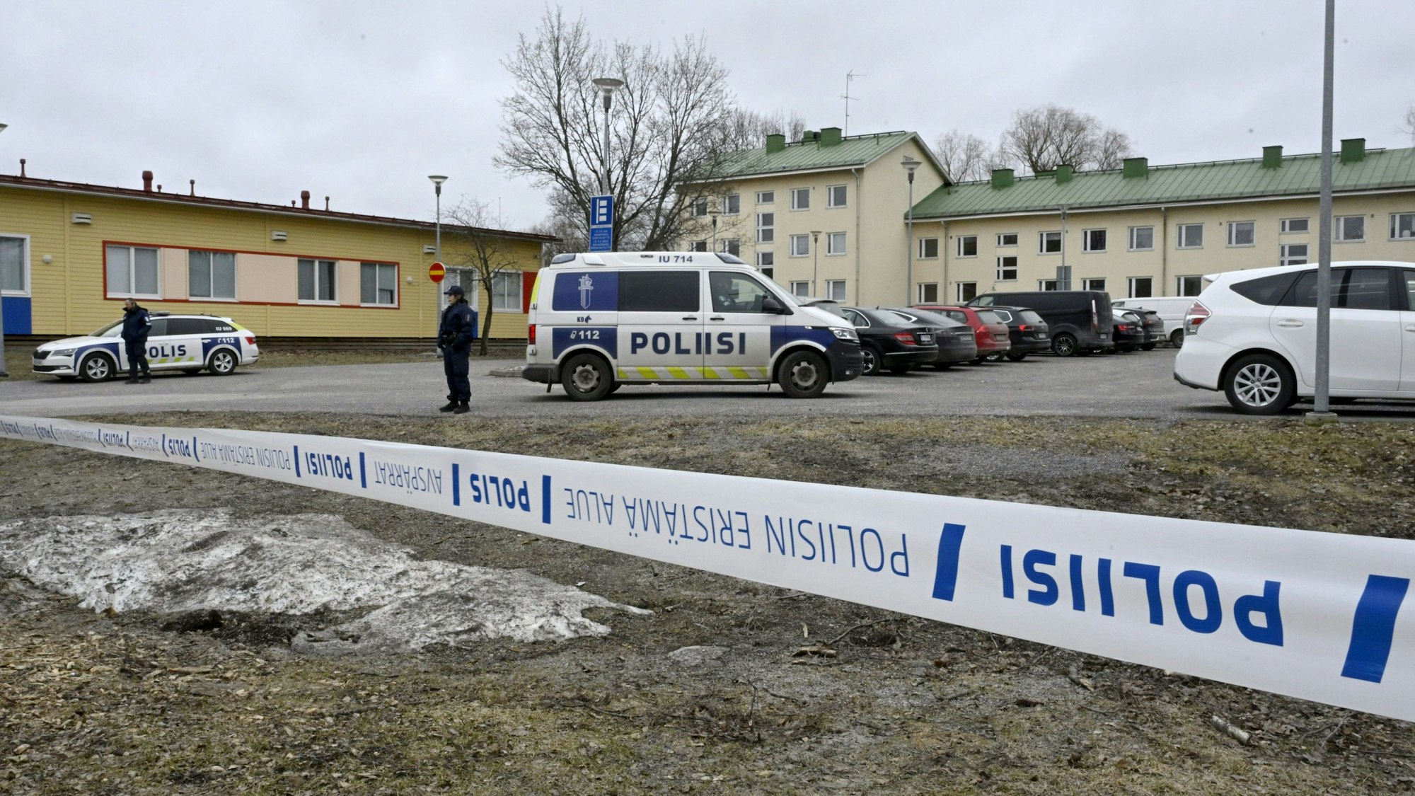 Finnische Polizeibeamte haben den Tatort an einer finnischen Grundschule in der Stadt Vantaa großräumig abgesperrt. Ein zwölfjähriges Kind wurde getötet.