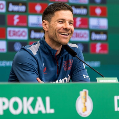 Leverkusens Trainer Xabi Alonso lacht am Dienstag vor dem Pokal-Halbfinale gegen Düsseldorf.