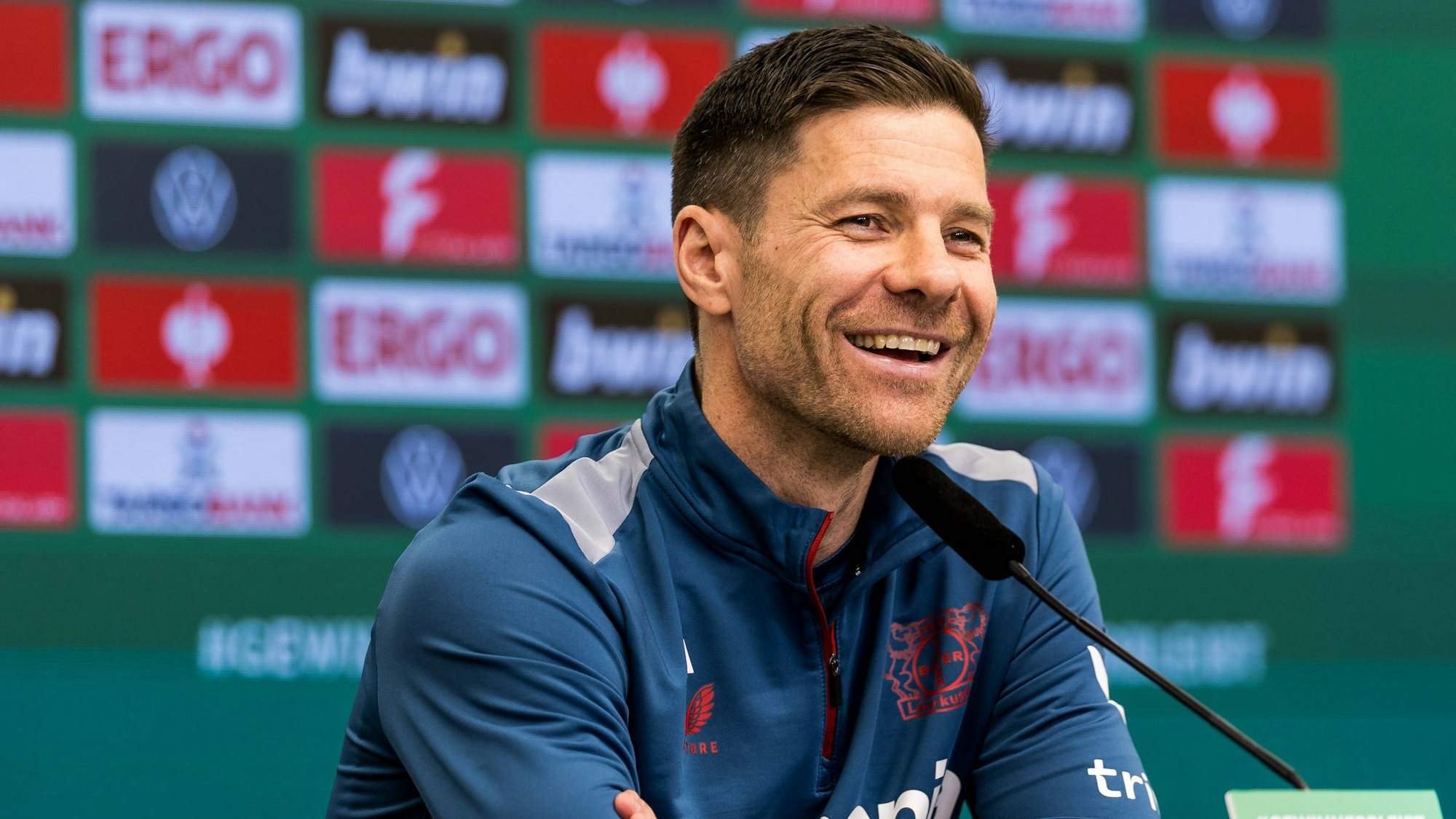 Leverkusens Trainer Xabi Alonso lacht am Dienstag vor dem Pokal-Halbfinale gegen Düsseldorf.