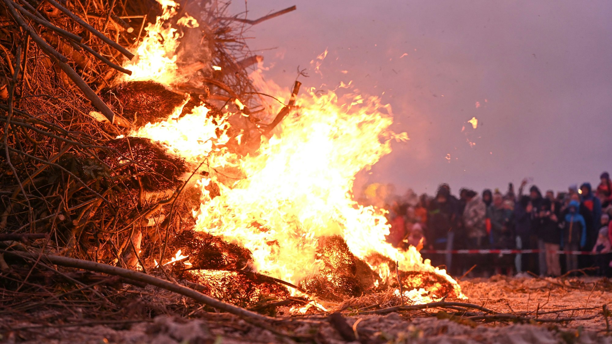Ein Osterfeuer am Strand lockt zahlreiche Zuschauer an. (Symbolbild)