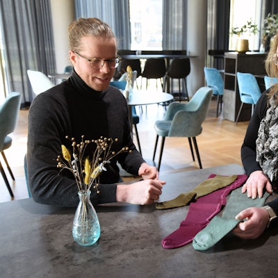 Das Foto zeigt die Geschäftsführer von Mocca Health mit einer Auswahl an Kompressionsstrümpfen.