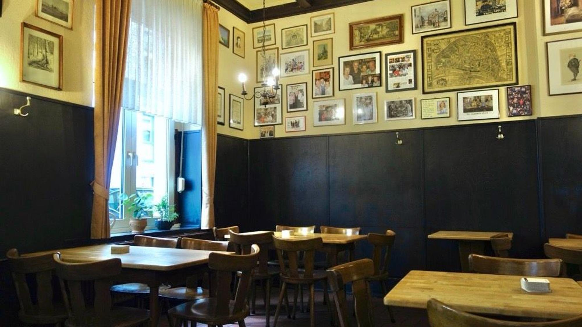 Innenraum der „Försterstube“ in Neuehrenfeld.