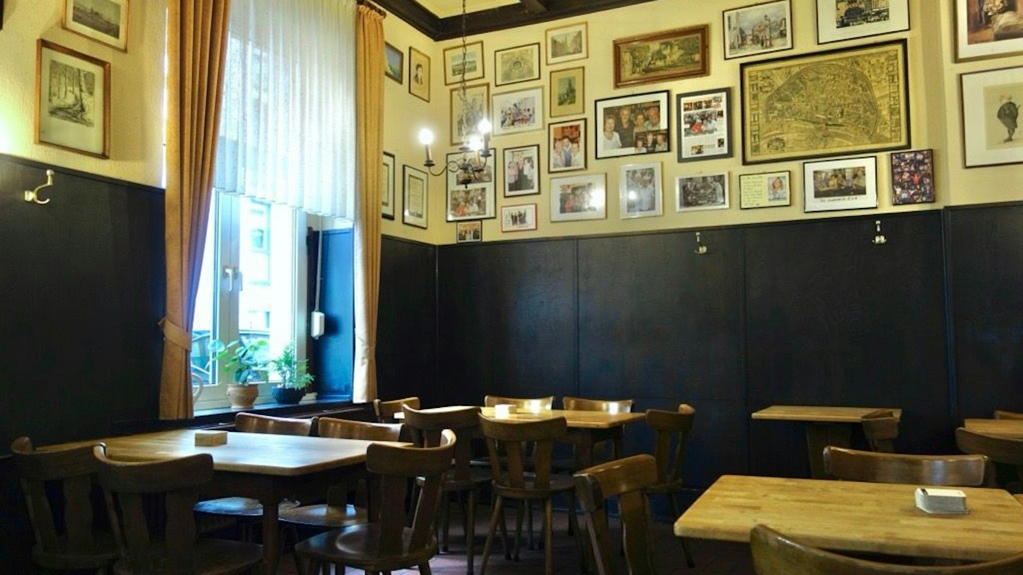 Innenraum der „Försterstube“ in Neuehrenfeld.