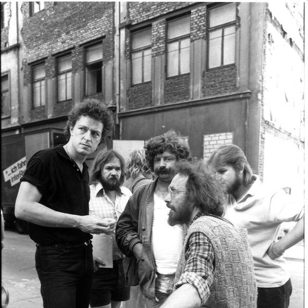 Wolfgang Niedecken (l.) mit Klaus dem Geiger (im Vordergrund) 1980 vor dem besetzten Stollwerck