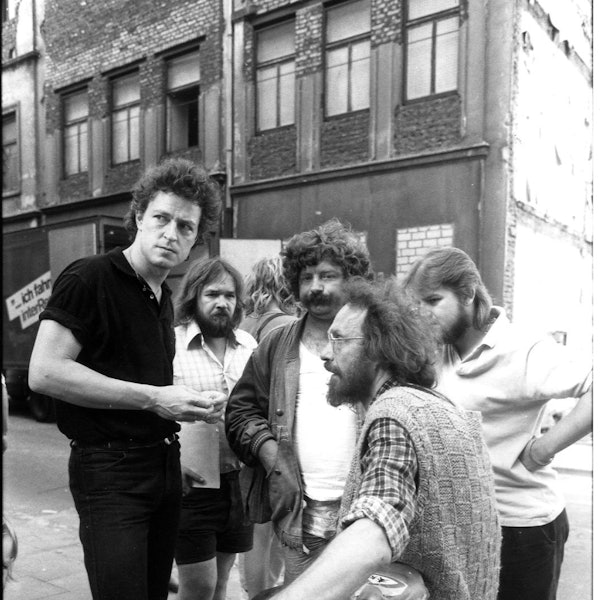 Wolfgang Niedecken (l.) mit Klaus dem Geiger (im Vordergrund) 1980 vor dem besetzten Stollwerck