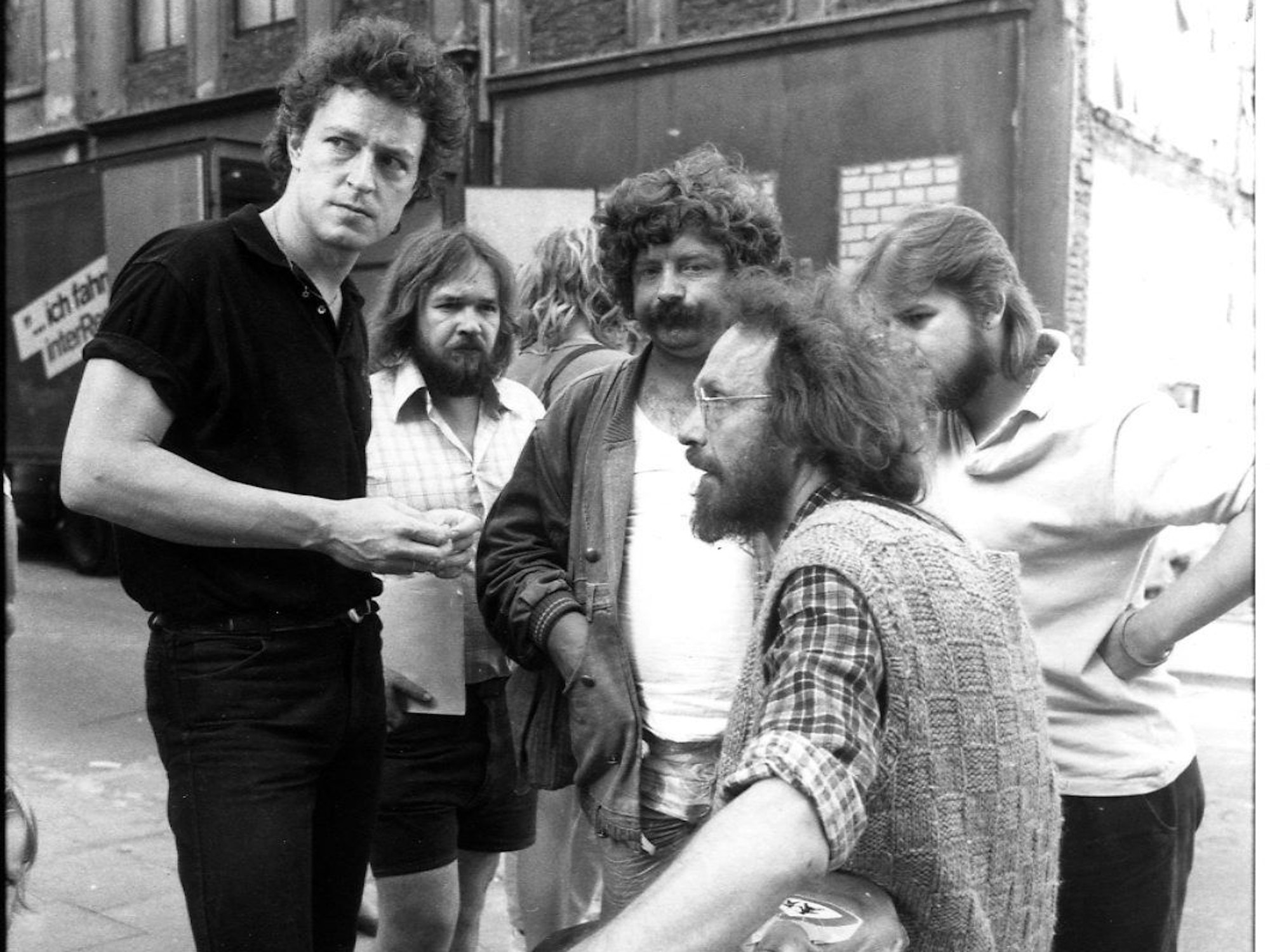 Wolfgang Niedecken (l.) und Klaus der Geiger (Vordergrund) 1980 vor dem besetzten Stollwerck