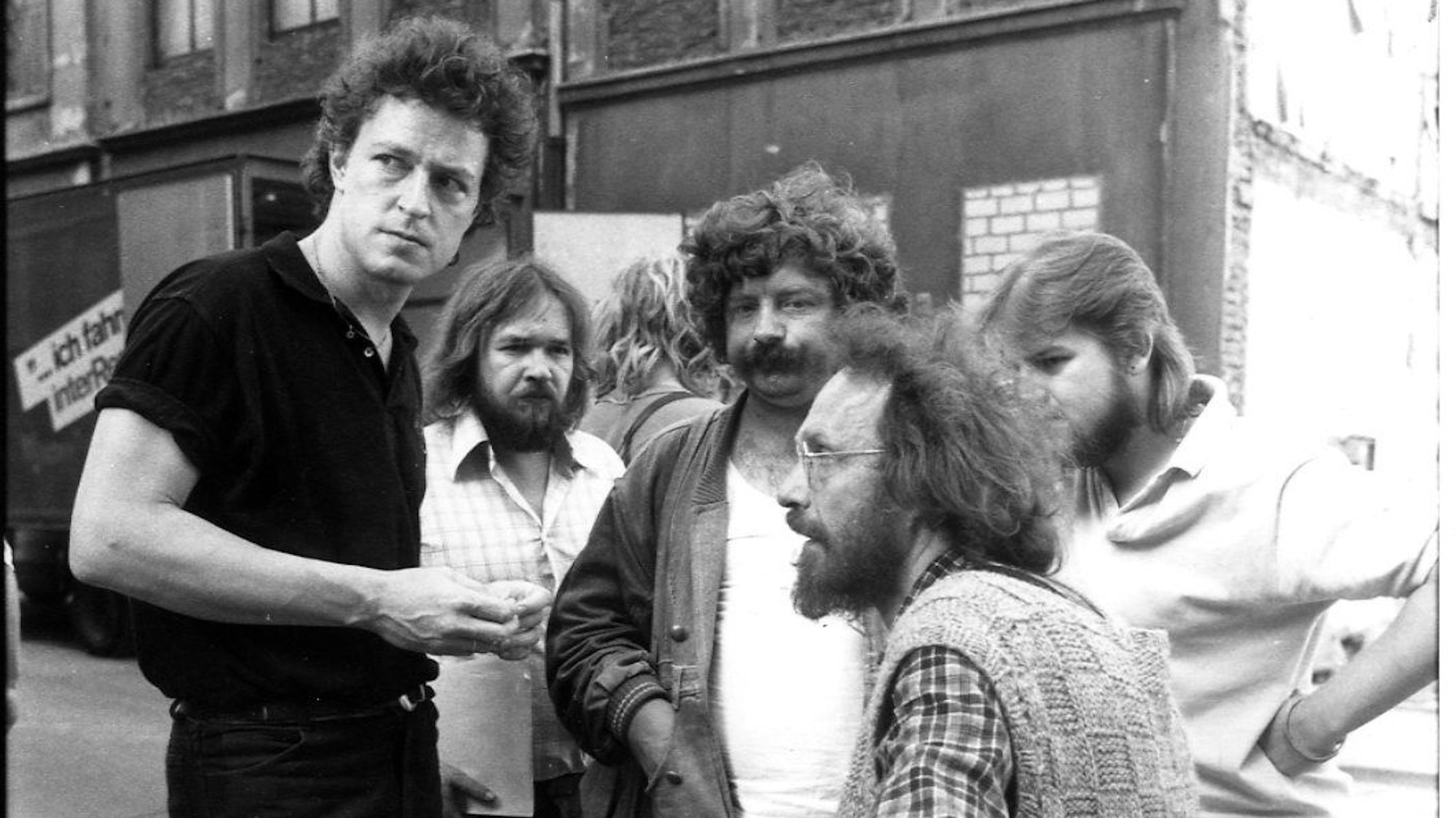 Wolfgang Niedecken (l.) mit Klaus dem Geiger (im Vordergrund) 1980 vor dem besetzten Stollwerck