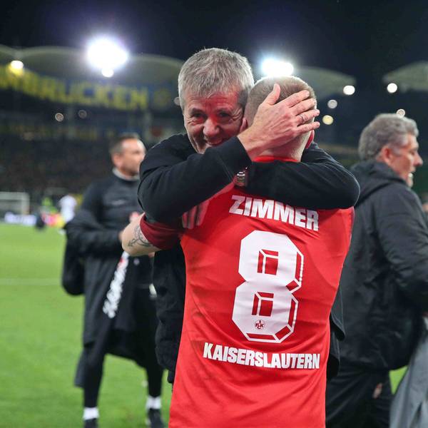 Trainer Friedhelm und Jean Zimmer vom 1. FC Kaiserslautern jubeln gemeinsam über den Einzug ins Pokalfinale.