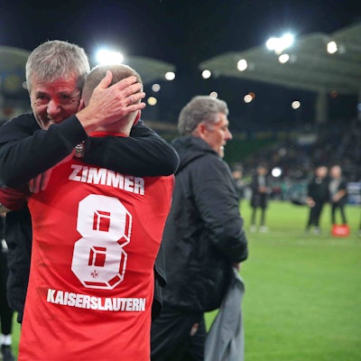 Trainer Friedhelm und Jean Zimmer vom 1. FC Kaiserslautern jubeln gemeinsam über den Einzug ins Pokalfinale.