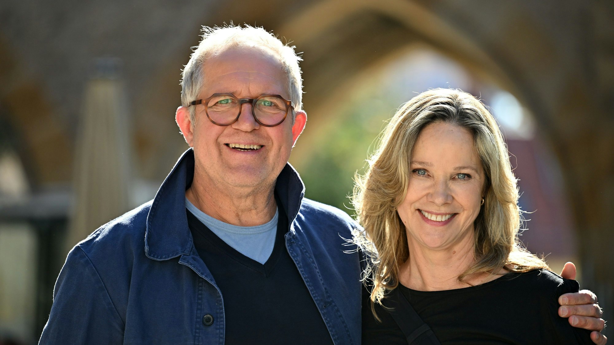 Harald Krassnitzer und Ann-Kathrin Kramer an Rande von Dreharbeiten.