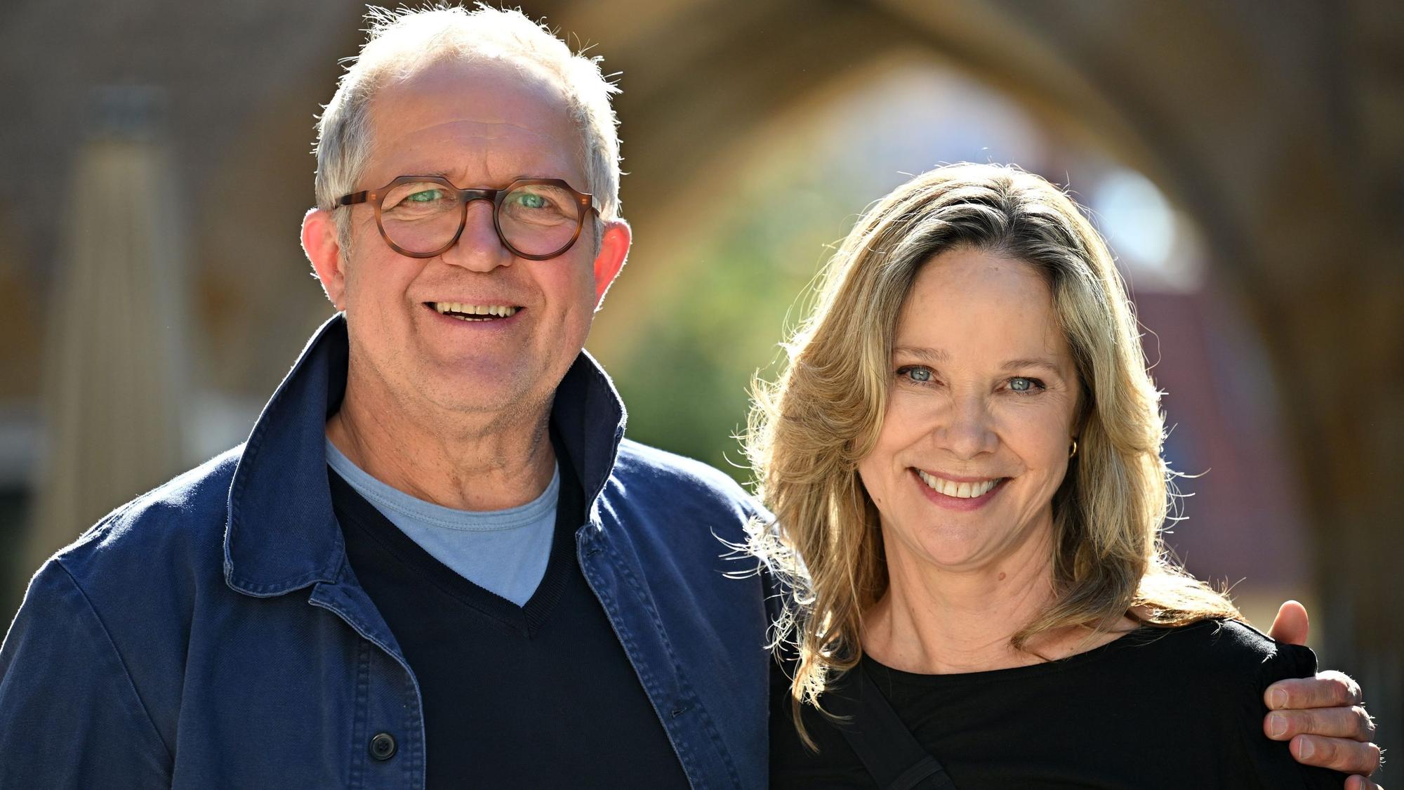 Ann-Kathrin Kramer und Harald Krassnitzer, Arm in Arm.