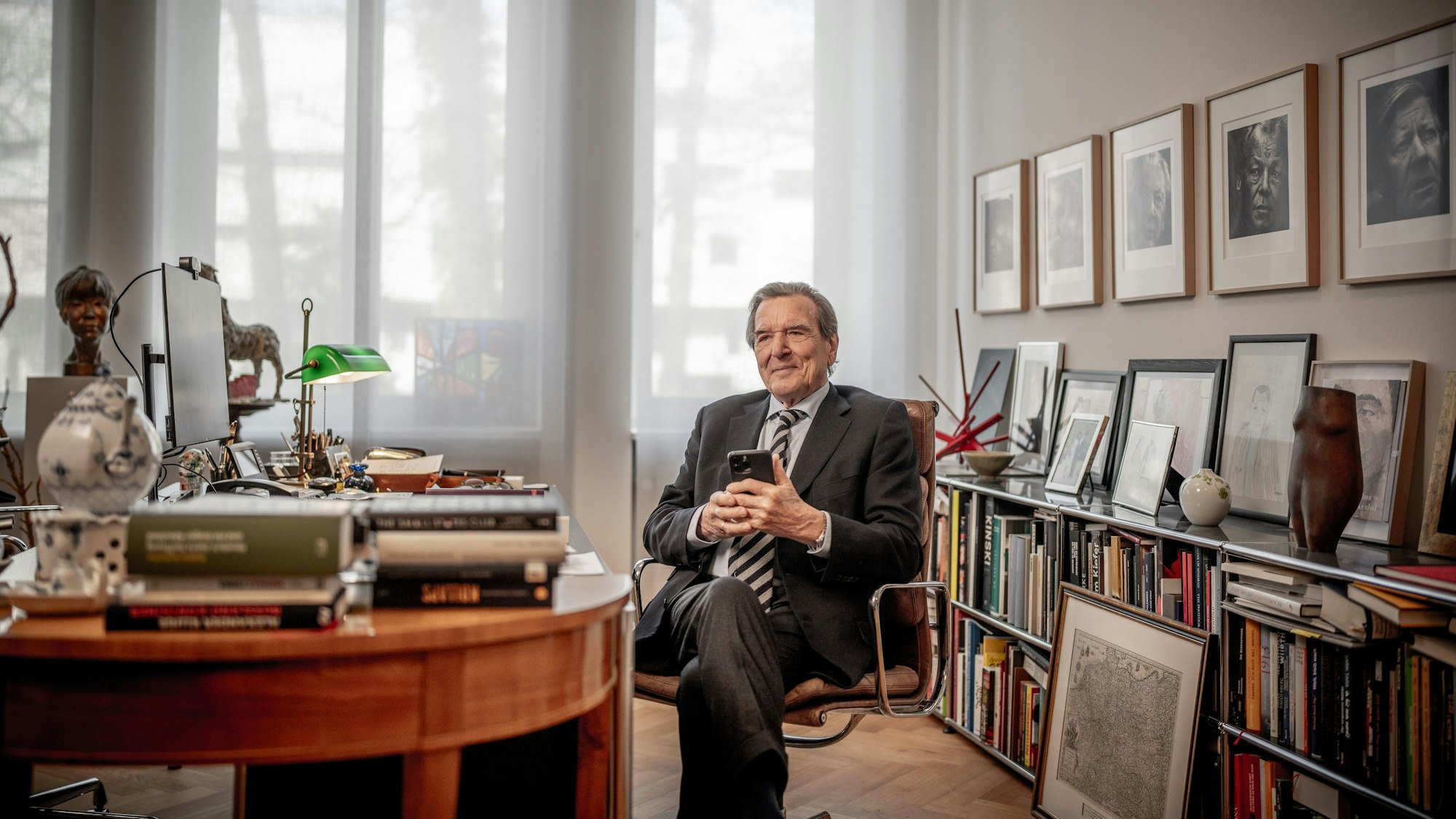 Gerhard Schröder (SPD) in seiner Kanzlei in Hannover.