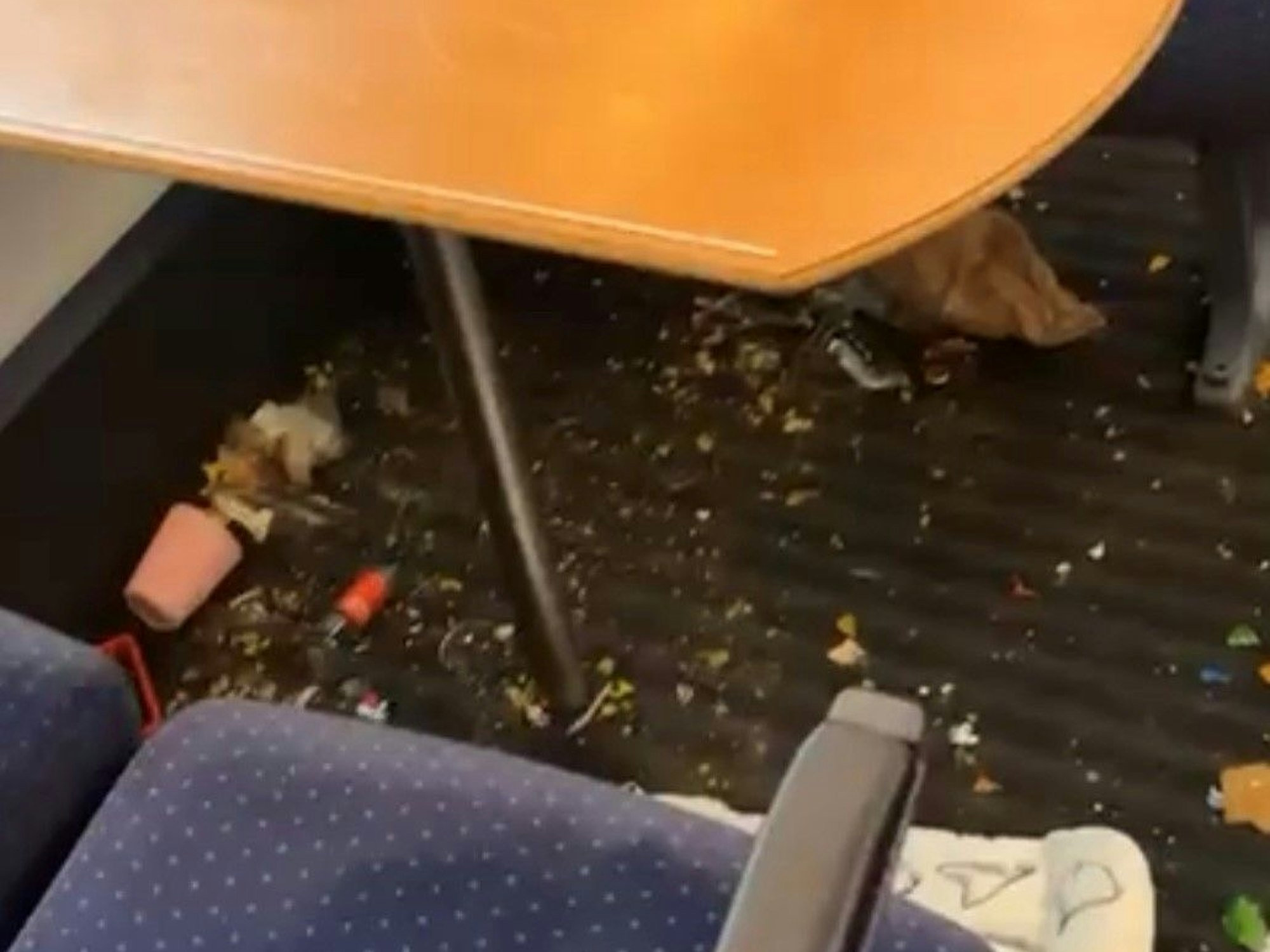 Scherben auf dem Boden des ICE.