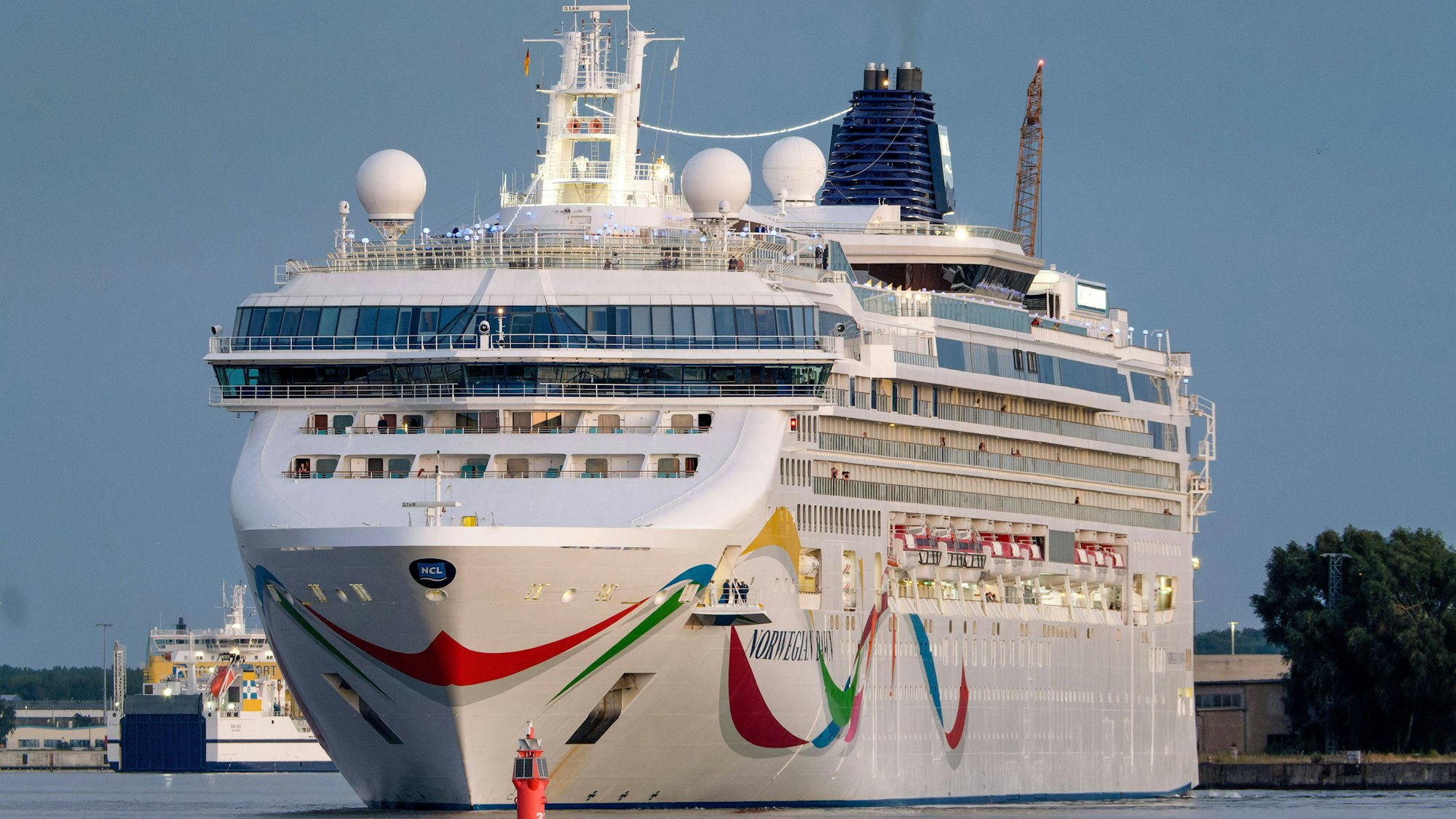 In Warnemünde läuft die Norwegian Dawn, ein auf der Meyer-Werft in Papenburg gebautes Kreuzfahrtschiff aus.