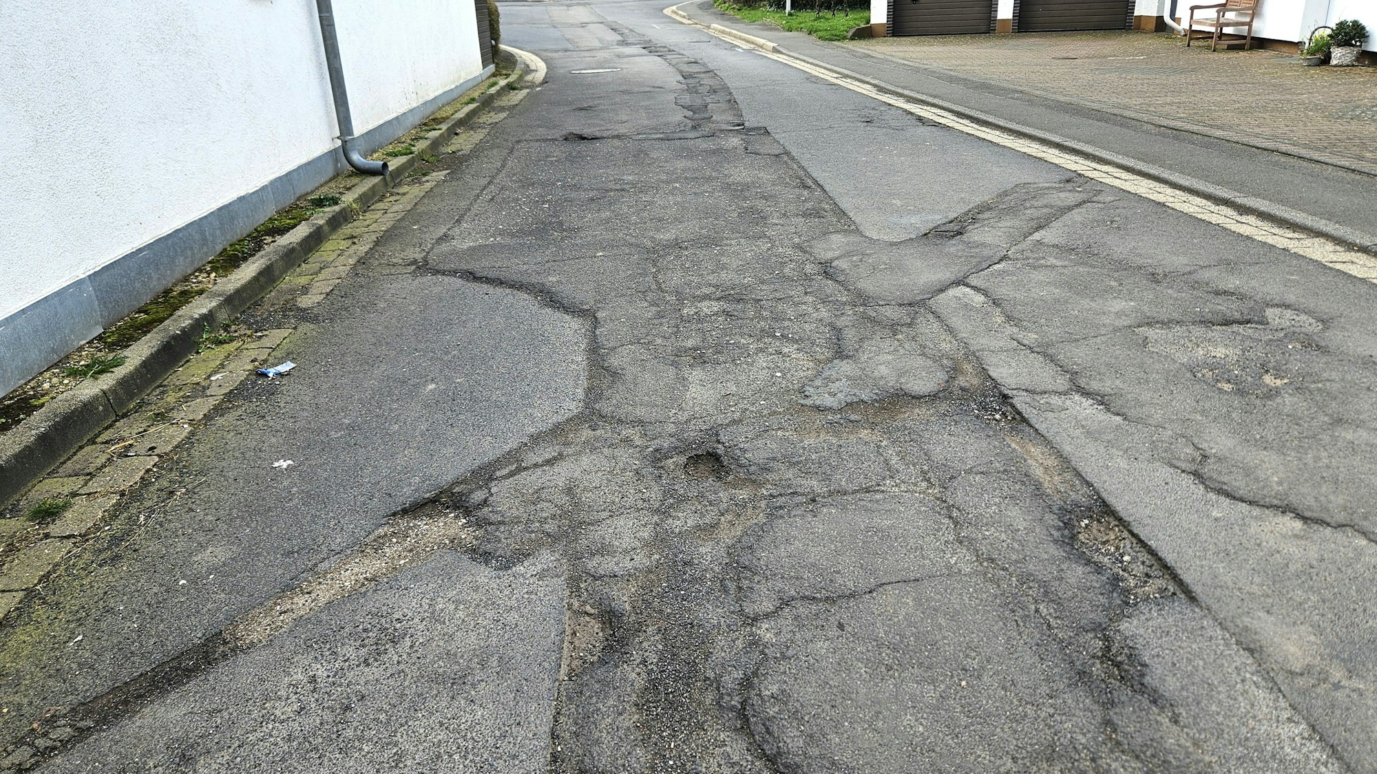 Blick auf die mehrfach geflickte Römerstraße in Schleiden-Herhahn.