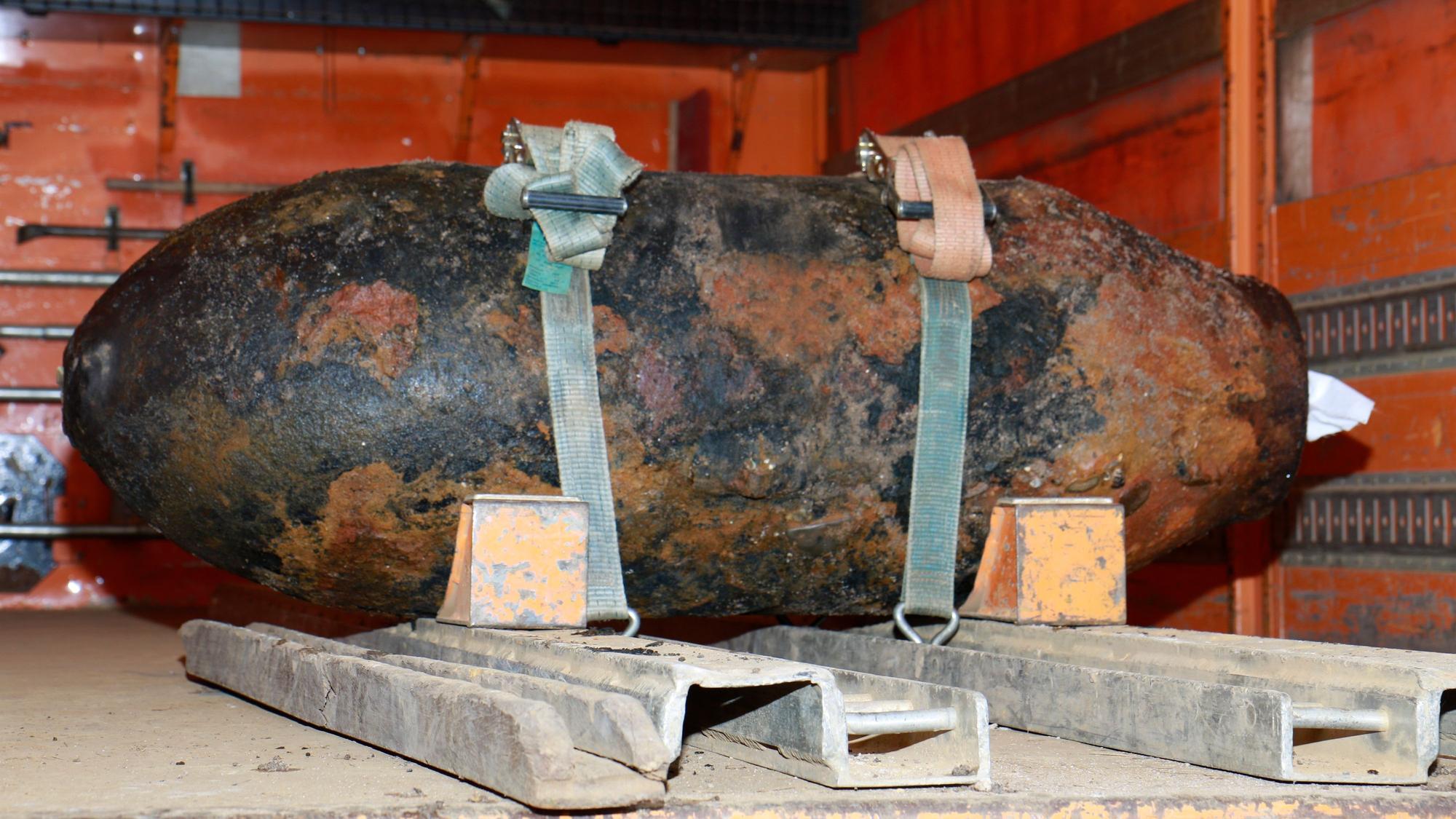 Weltkriegsbombe, die im Innenraum eines Lastwagens festgeschnallt wurde