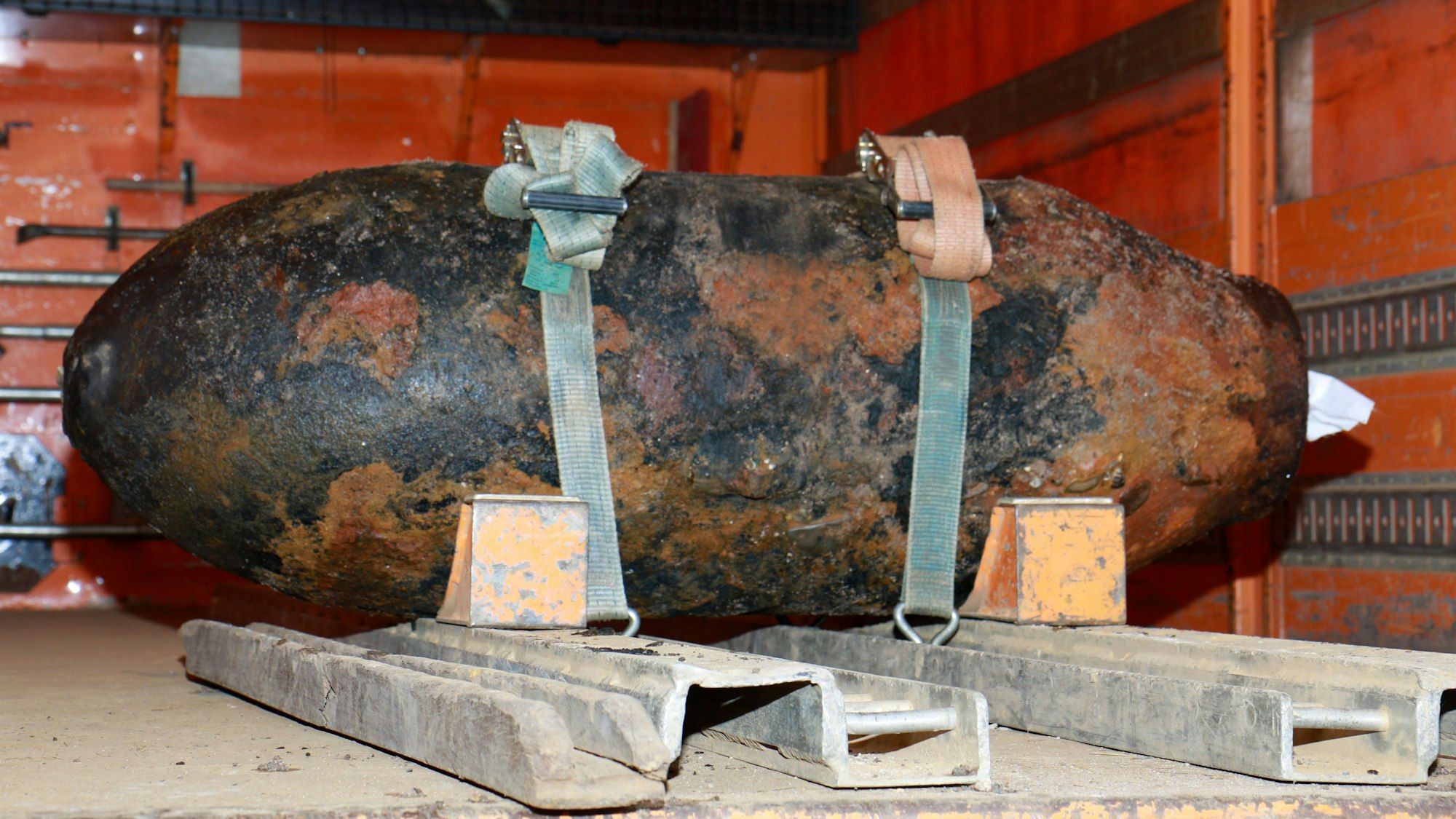 Weltkriegsbombe, die im Innenraum eines Lastwagens festgeschnallt wurde