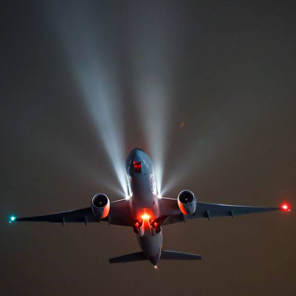 Ein Frachtflugzeug startet vom Flughafen Leipzig/Halle.