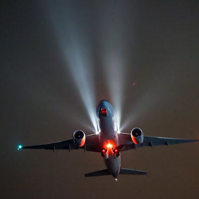 Ein Frachtflugzeug startet vom Flughafen Leipzig/Halle.