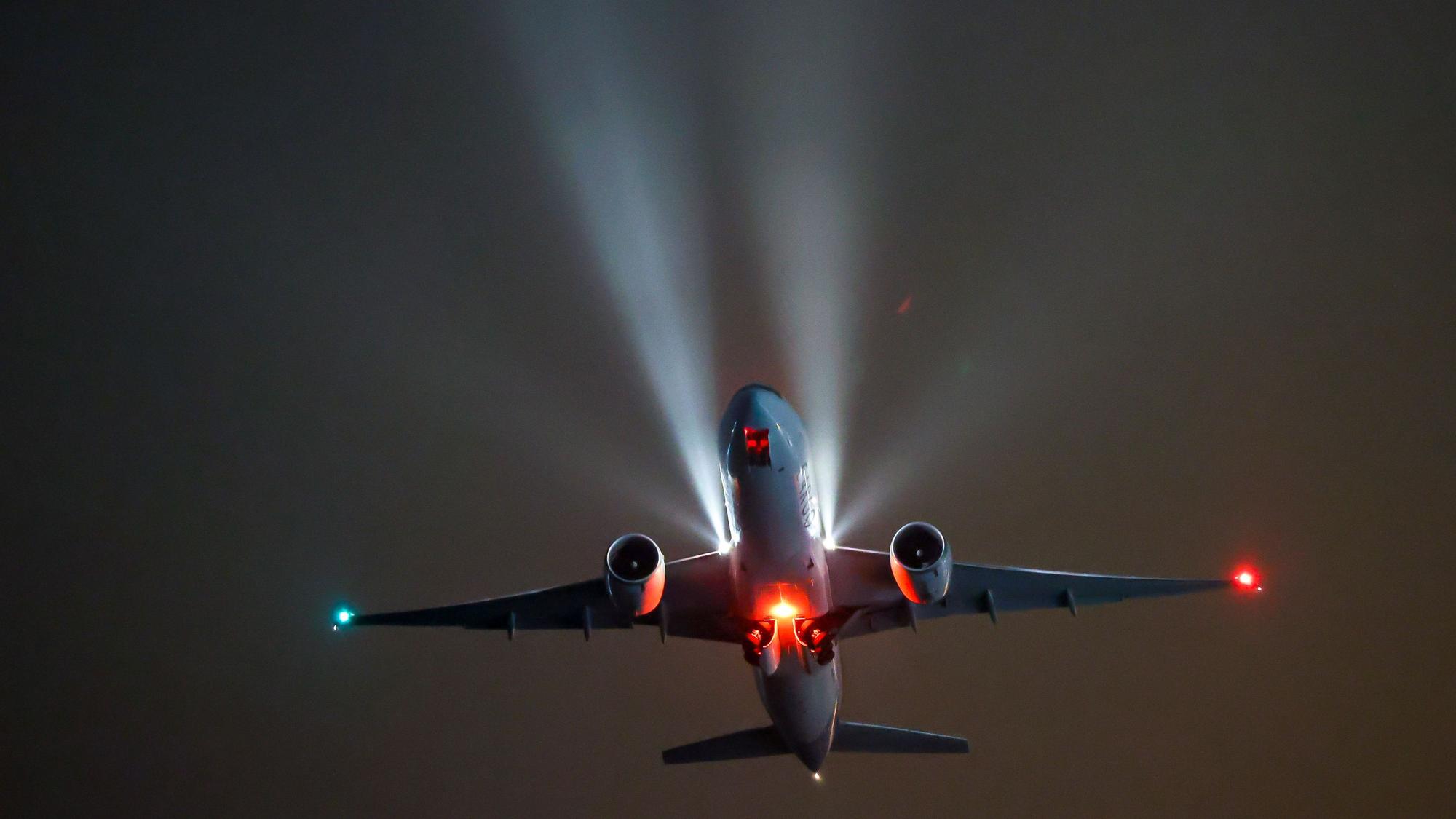 Ein Frachtflugzeug startet vom Flughafen Leipzig/Halle.