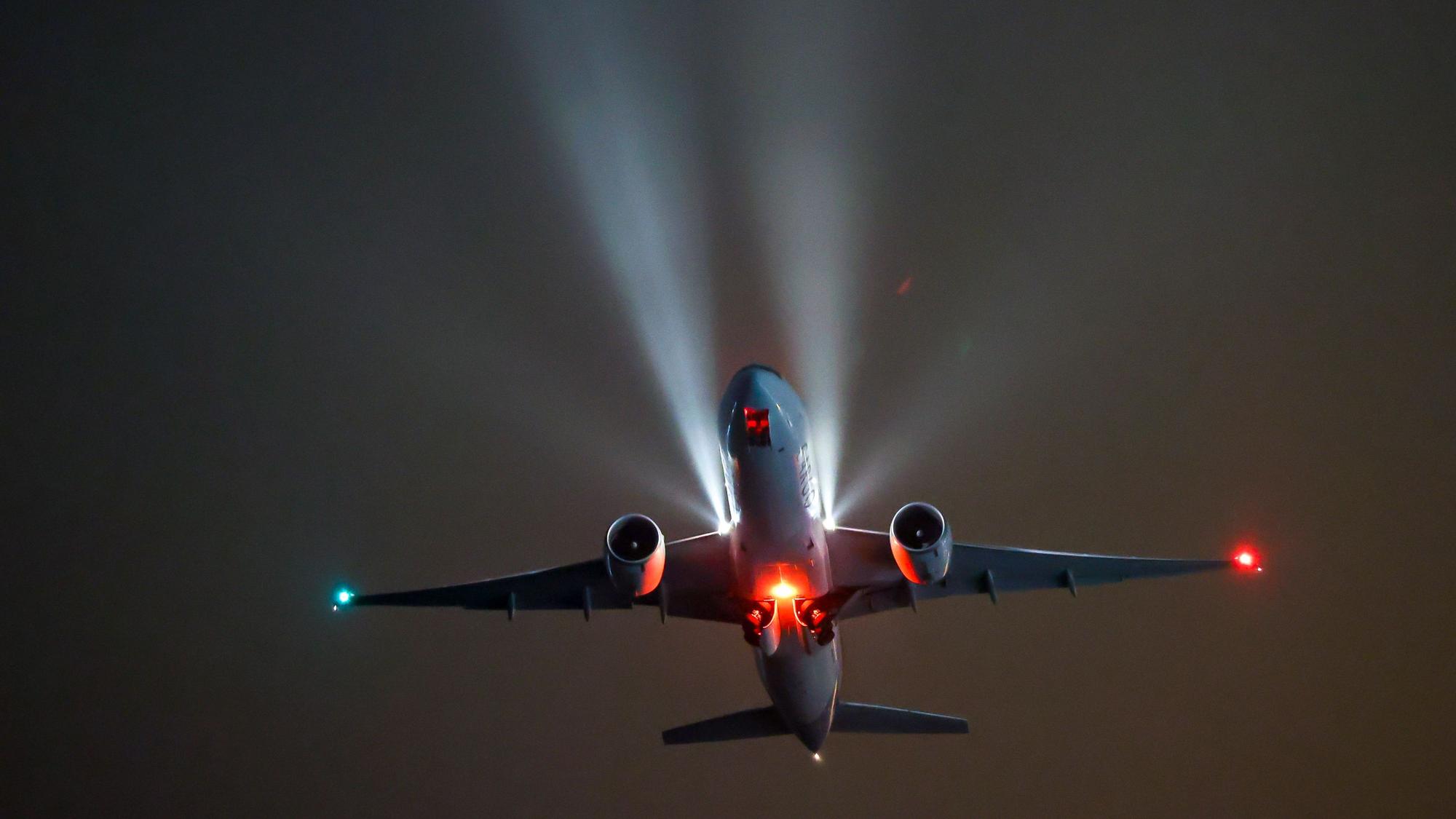 Ein Frachtflugzeug startet vom Flughafen Leipzig/Halle.