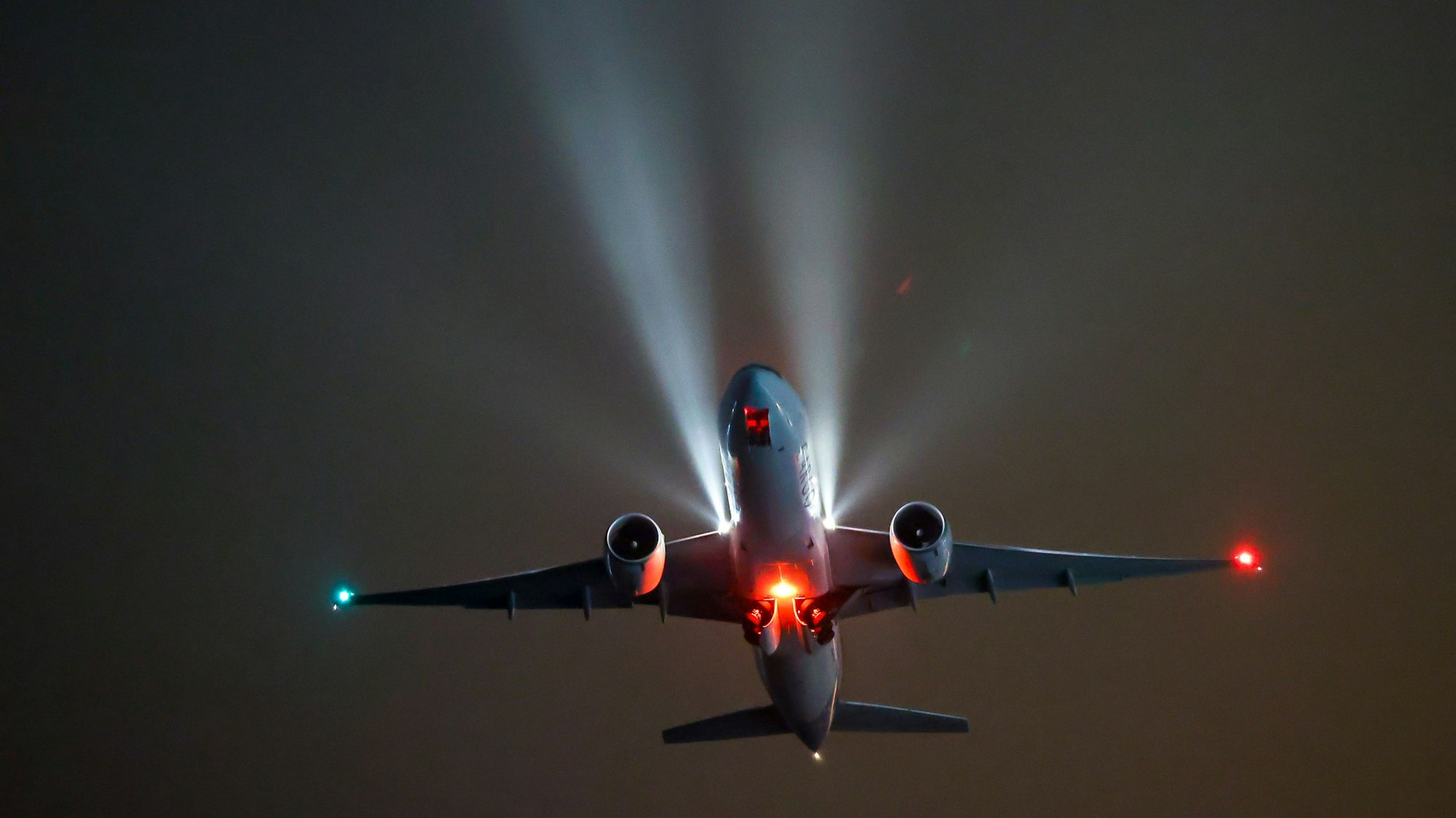 Ein Frachtflugzeug startet vom Flughafen Leipzig/Halle.