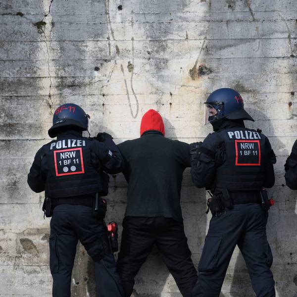 Bochum: Einsatzkräfte einer neuen Beweissicherungs- und Festnahmeeinheit (BFE) demonstrieren eine Festnahme von Hooligans bei einem Übungseinsatz im Rahmen eines Besuchs von NRW-Innenminister Reul. Die speziell geschulte Einheit soll bei Demonstrationen, Razzien oder Ausschreitungen am Rande von Fußballspielen Beweise sichern und gewalttätige Störer und Straftäter festnehmen.