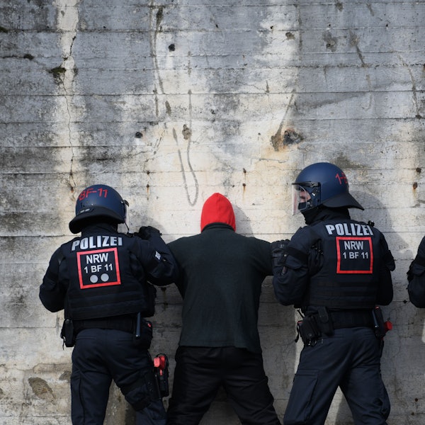 Bochum: Einsatzkräfte einer neuen Beweissicherungs- und Festnahmeeinheit (BFE) demonstrieren eine Festnahme von Hooligans bei einem Übungseinsatz im Rahmen eines Besuchs von NRW-Innenminister Reul. Die speziell geschulte Einheit soll bei Demonstrationen, Razzien oder Ausschreitungen am Rande von Fußballspielen Beweise sichern und gewalttätige Störer und Straftäter festnehmen.