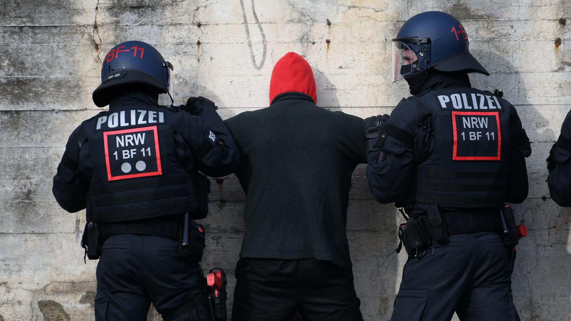 Bochum: Einsatzkräfte einer neuen Beweissicherungs- und Festnahmeeinheit (BFE) demonstrieren eine Festnahme von Hooligans bei einem Übungseinsatz im Rahmen eines Besuchs von NRW-Innenminister Reul. Die speziell geschulte Einheit soll bei Demonstrationen, Razzien oder Ausschreitungen am Rande von Fußballspielen Beweise sichern und gewalttätige Störer und Straftäter festnehmen.