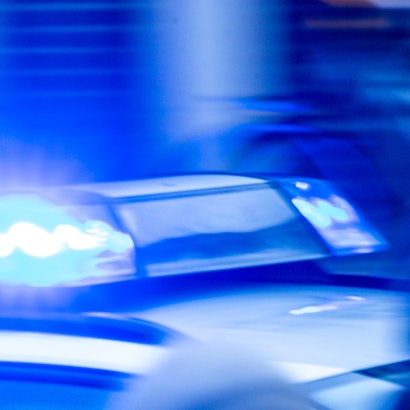 Ein Streifenwagen der Polizei ist mit Blaulicht im Einsatz. (Symbolbild)