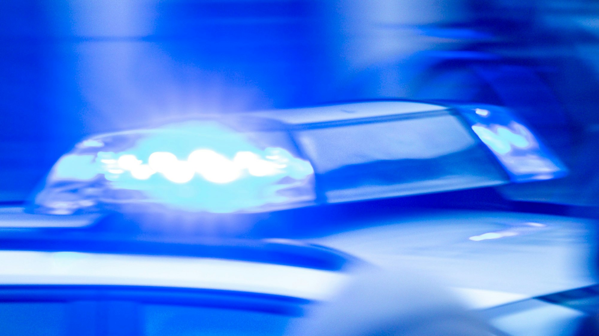 Ein Streifenwagen der Polizei ist mit Blaulicht im Einsatz. (Symbolbild)