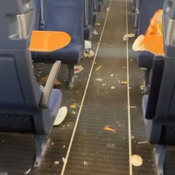 Der Boden eines ICE ist vermüllt.