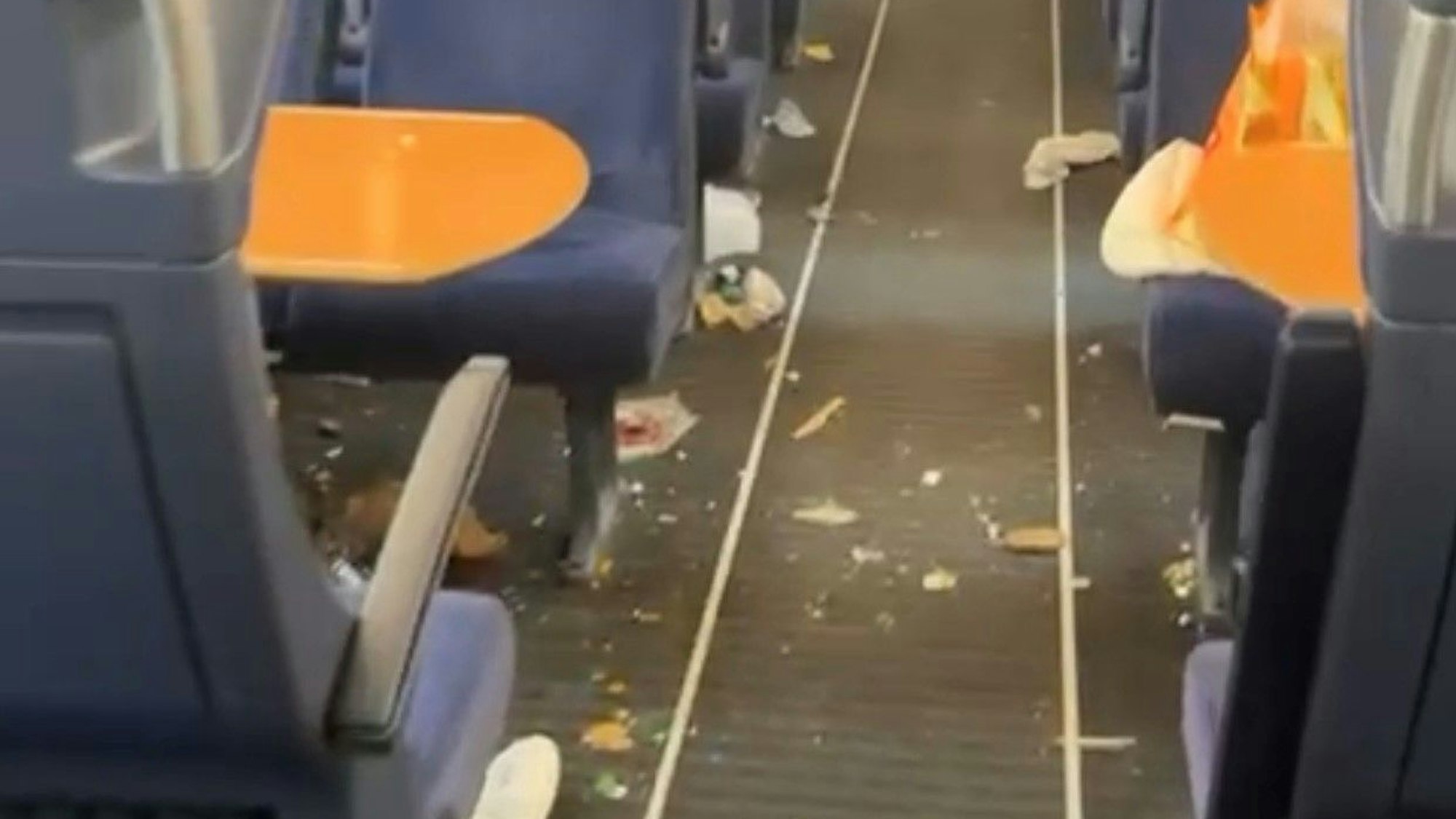 Der Boden eines ICE ist vermüllt.