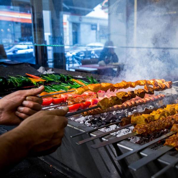 Holzkohlegrill in einem Restaurant auf der Weidengasse