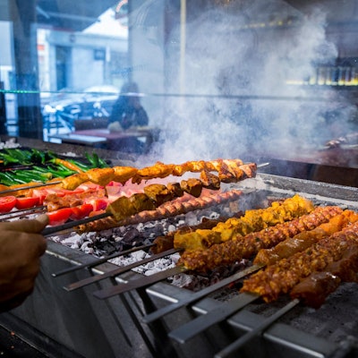 Holzkohlegrill in einem Restaurant auf der Weidengasse