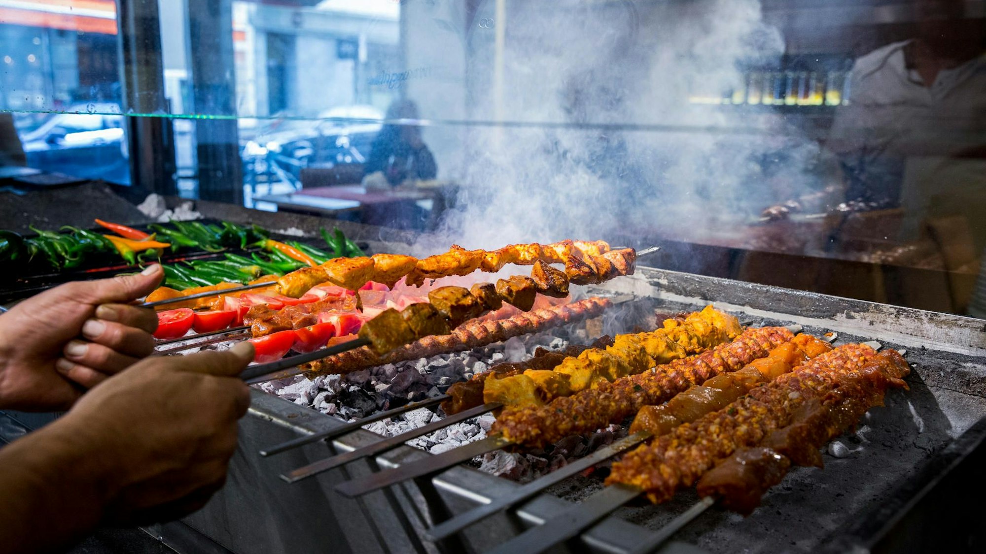 Holzkohlegrill in einem Restaurant auf der Weidengasse