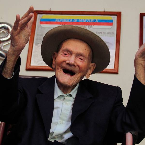 Ein Bild des Venezolaners Juan Vicente Pérez Mora, aufgenommen im Januar 2022, als er 112 Jahre alt war. Er lacht und hält die Hände in die Höhe