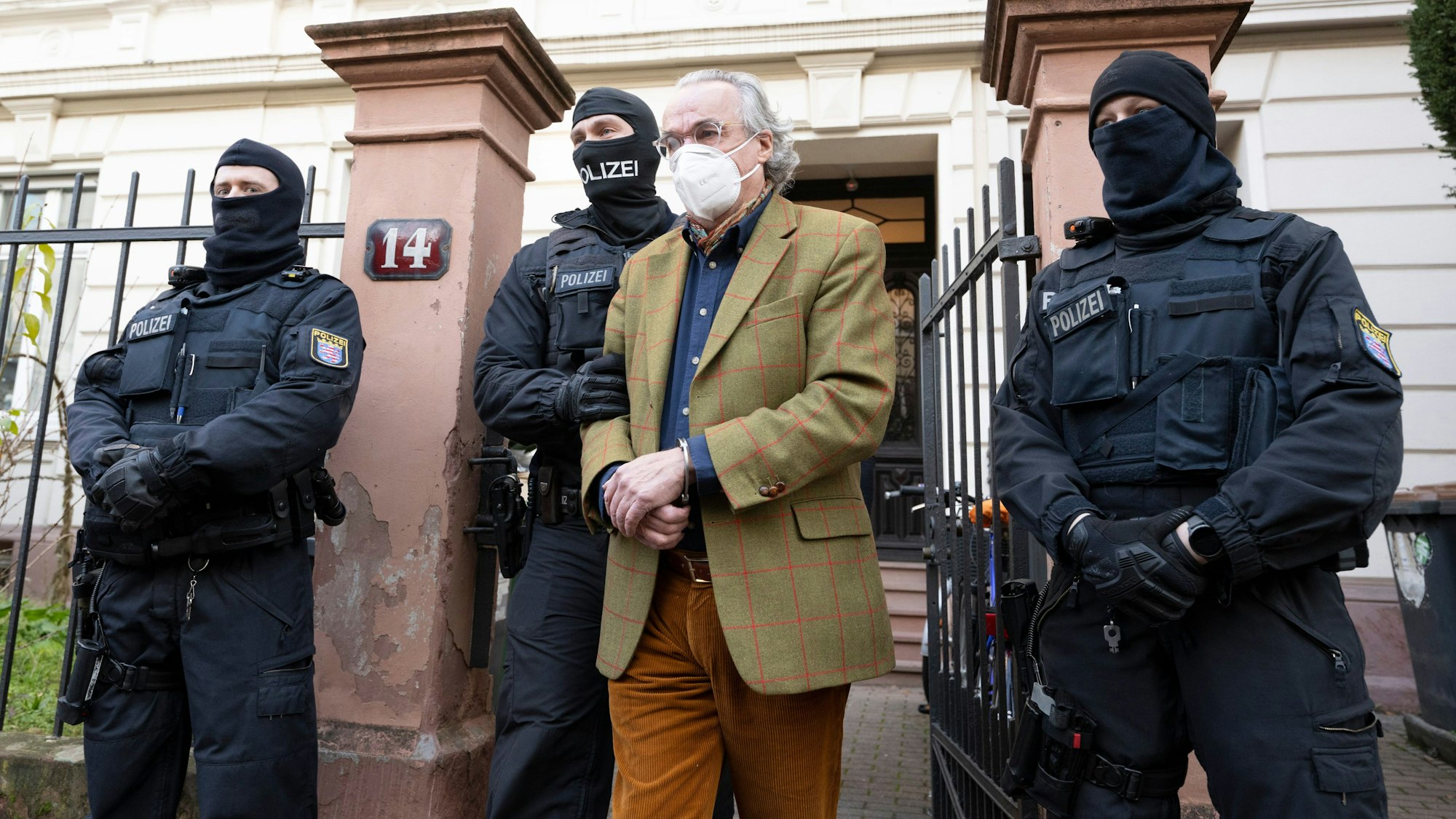 Bei einer Razzia gegen „Reichsbürger“ wird Heinrich XIII. Prinz Reuß (2.v.r.) am 7. Dezember 2022 von vermummten Polizisten abgeführt.
