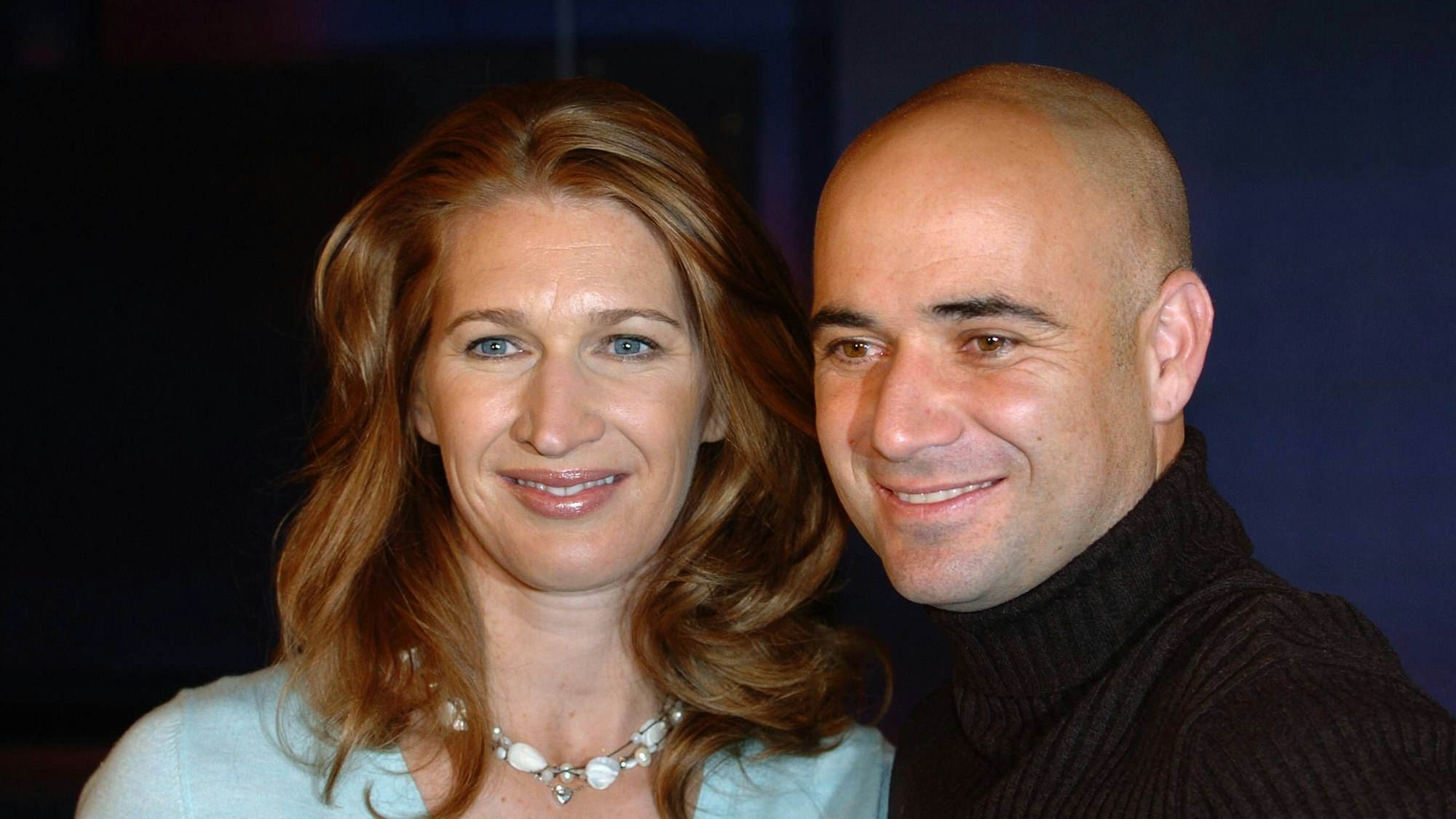Steffi Graf und Andre Agassi posieren nebeneinander.