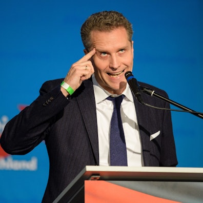 Petr Bystron, Landesvorsitzender der AfD in Bayern, spricht am 25.11.2017 auf dem Parteitag der AfD Bayern in Greding (Bayern).