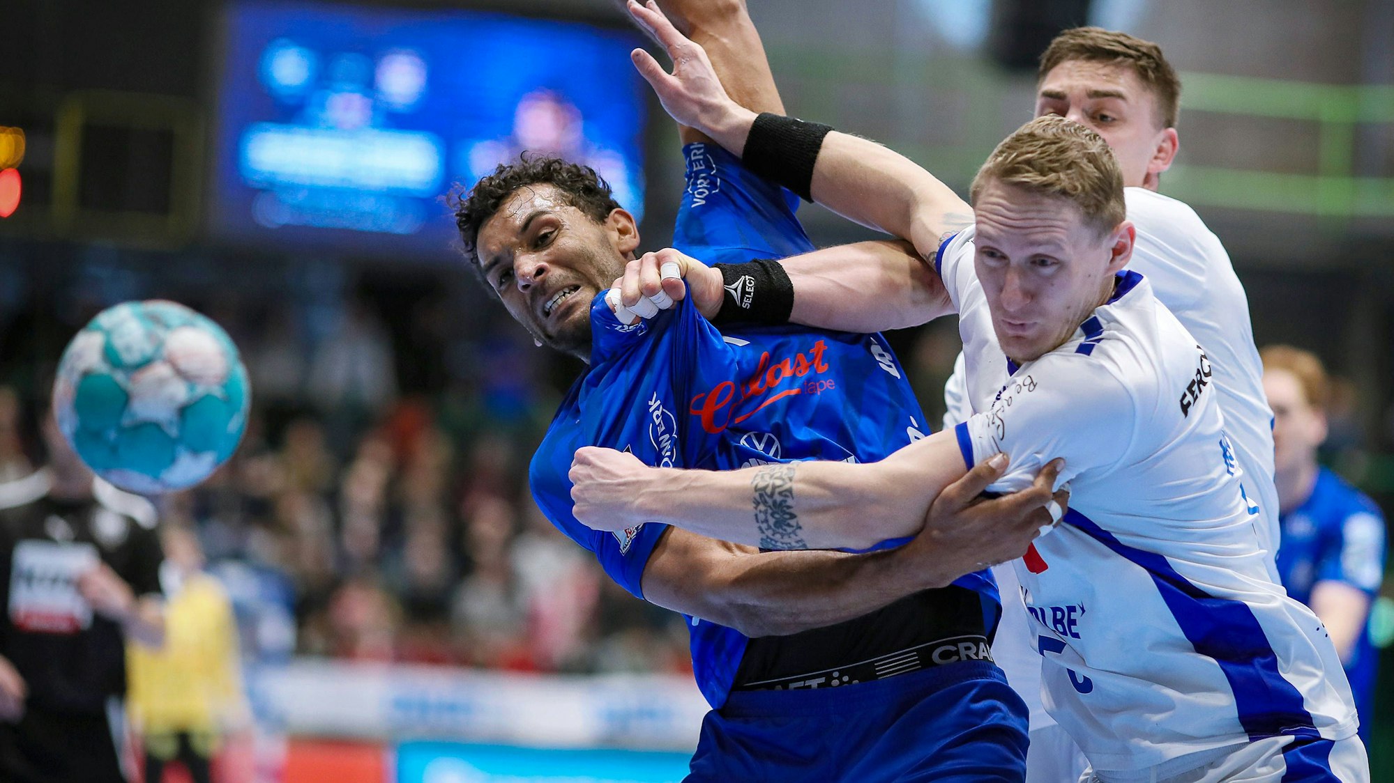 Tilen Kodrin kämpft mit Djibril M Bengue vom Bergischer HC.